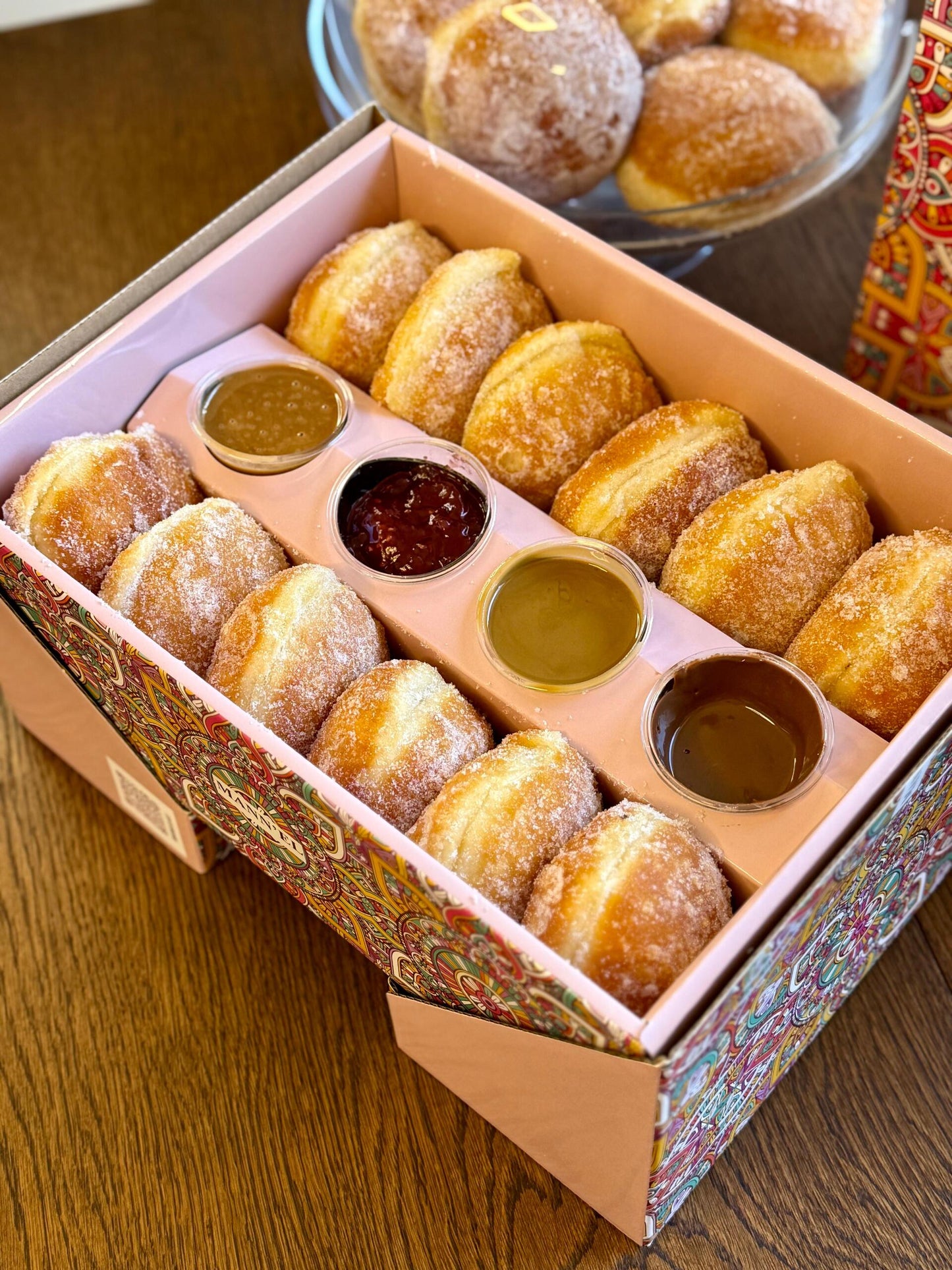 Coffret Hanouka – 12 Beignets + 4 Toppings Gourmands