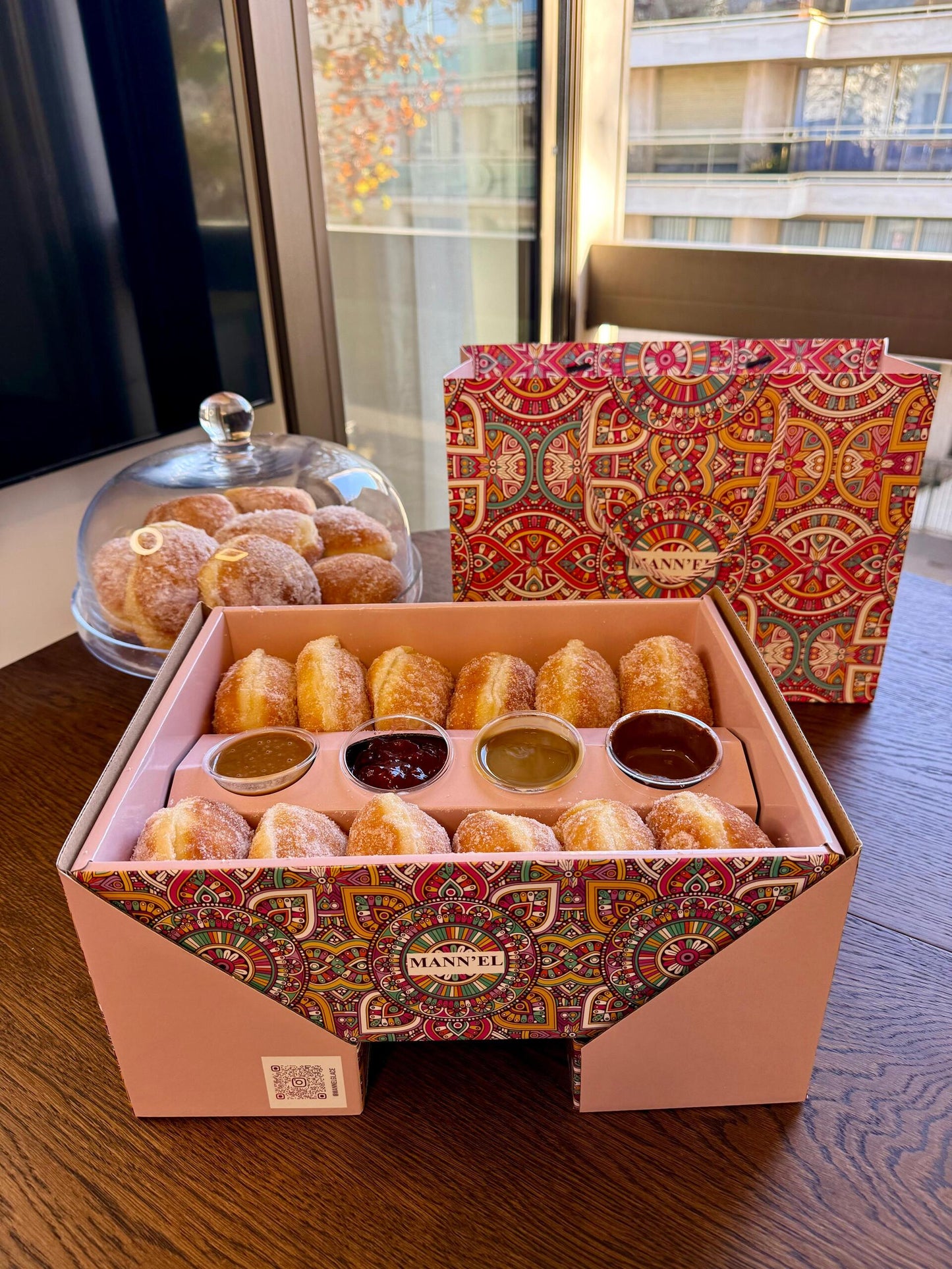 Coffret Hanouka – 12 Beignets + 4 Toppings Gourmands