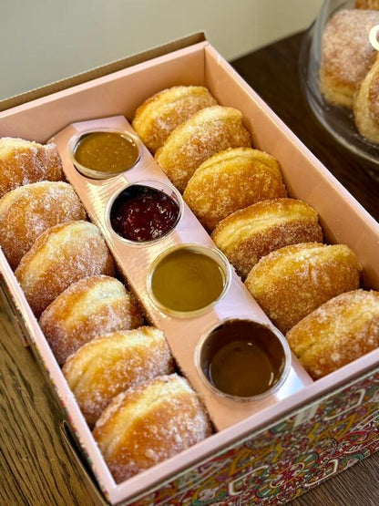 Coffret Hanouka – 12 Beignets + 4 Toppings Gourmands